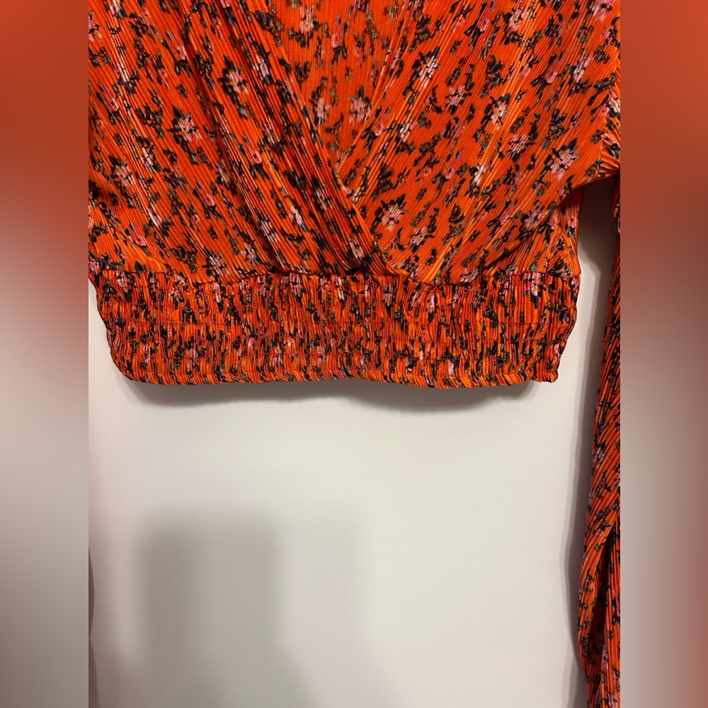 Urban Outfitters Cropped Plisse Wrap Top - Picture 4 of 9